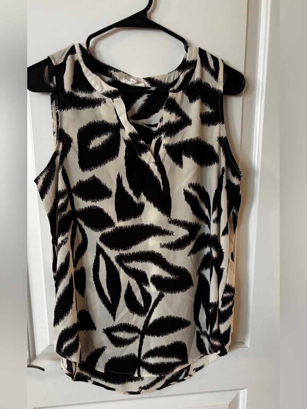 Maurices Black & White Leaf-Print Sleeveless Blouse